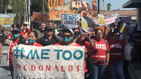 Decenas de trabajadores pidieron que se respeten sus derechos.