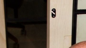 Angel Méndez (derecha), deportado hace unos meses, ayuda vía telefónica a una mujer nerviosa ante la posibilidad de la deportación. Lo acompaña Adam Lessuck, un voluntario neoyorkino.