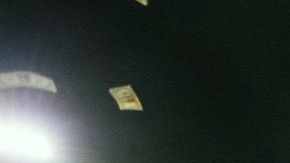 10 mil dólares fueron arrojados desde un helicóptero hacia la cancha