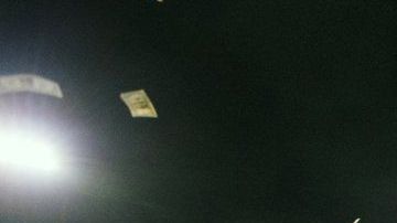 10 mil dólares fueron arrojados desde un helicóptero hacia la cancha