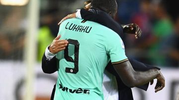 Aficionados del Cagliari lanzan gritos de mono mientras el delantero cobraba un penal