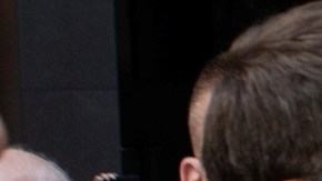 Macron saludando a Gloria Requena