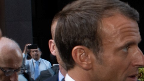 Macron saludando a Gloria Requena