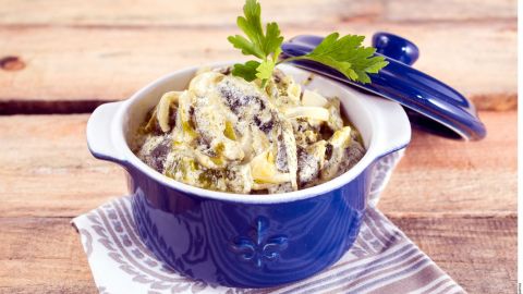 Las rajas con crema son un guisado tradicional mexicano, que forma parte indispensable de populares antojitos mexicanos.