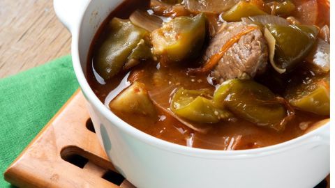 Exquisito guisado mexicano que forma parte de las tradiciones y costumbres de las mesas mexicanas.