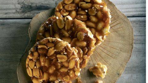 El consumo de palanquetas de cacahuate favorece la disminución del colesterol malo y contiene un aporte significativo en vitamina E y minerales que ayudan a oxigenar la sangre.