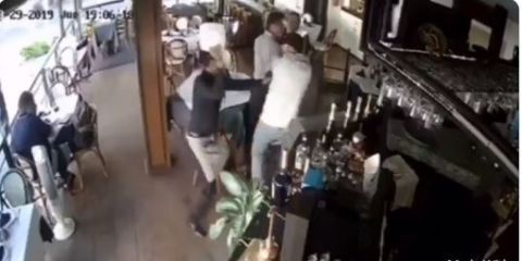 El mesero le dio el plato en la cabeza.