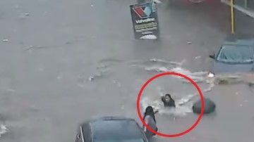 Desesperada, intentó llegar a las otras personas pero no lo logró.