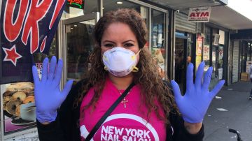 Nancy Baldasua repartió junto con otras  trabajadoras de salones de uñas material de protección e información sobre sus derechos en El Bronx./A. B. N.