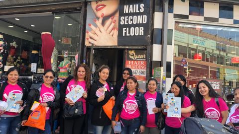 Una docena de trabajadoras de salones de uñas llevaron máscaras y guantes a sus compañeras en El Bonx./A. B. N.