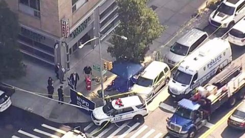 NYPD en la escena en Harlem