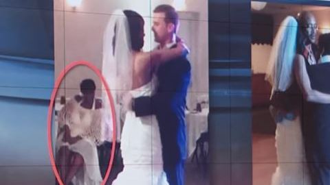 La madre eligió un vestido de novia que le había enviado a su hija.
