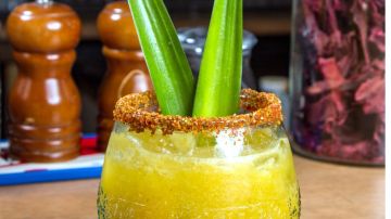 Maravillosas opciones de tragos inspirados en México y elaborados con las dos bebidas alcohólicas más representativas de la cultura mexicana: tequila y mezcal. ¡Viva México!