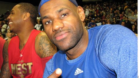 Un jersey de LeBron James podría venderse en más de $300 mil dólares.
