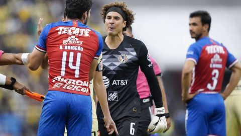 Guillermo Ochoa encaró airadamente al 'Pollo' Briseño luego de causarle la lesión a Giovani en la cancha del Azteca.