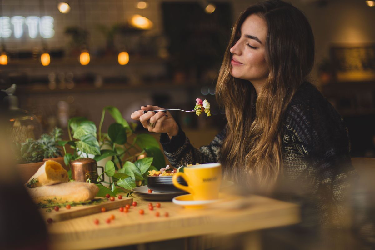 Factores como la desnutrición, una mala alimentación y la falta de ejercicio físico son las principales causas de la aparición de la osteoporosis.