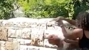 El hombre esquiva a como dé lugar el teléfono.