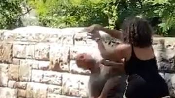 El hombre esquiva a como dé lugar el teléfono.