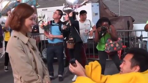 El chico le tenía preparada una sorpresa muy romántica a su novia.