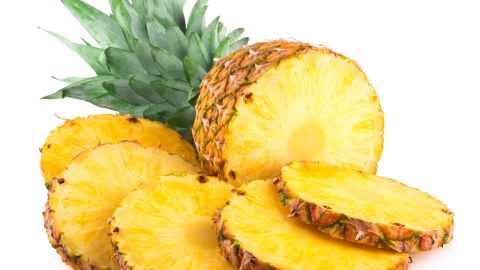 La cáscara de piña aporta maravillosas propiedades diurética, laxante, mejora la digestión, desinflama y ayuda a la quema de grasa del cuerpo.