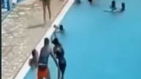 El joven arrojó a la chica dos veces, con violencia, al agua.