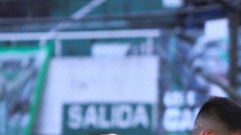 El canino se aburrió cuando acudió a apoyar al Nueva Chicago de Argentina
