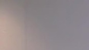 Yunier García al abrazar a su prima.