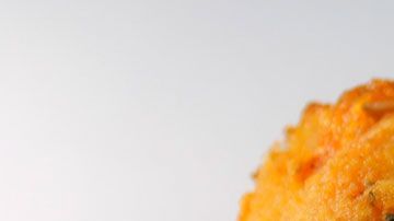 La mujer olfateó y vio la comida, y notó que algo no estaba bien con esta.