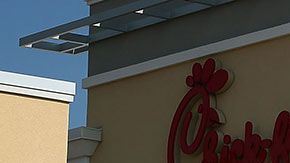 EL fundado jugó con las palabras "filete de pollo" en inglés para crear su propio nombre.