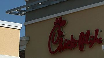 EL fundado jugó con las palabras "filete de pollo" en inglés para crear su propio nombre.