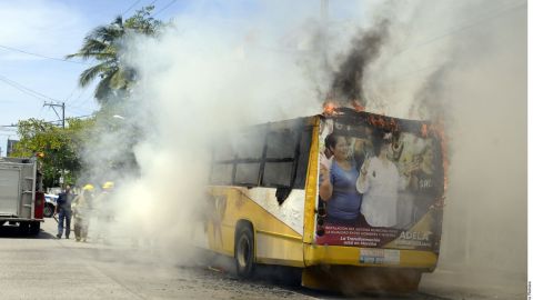 Criminales queman bus en Acapulco.