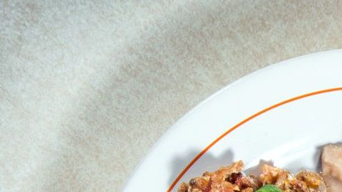 El desayuno de Machaca con huevo es un platillo completo, con un gran aporte en proteínas y energía. Esta recomendado para personas que realizan trabajos físicos y extenuantes.
