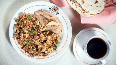 El desayuno de Machaca con huevo es un platillo completo, con un gran aporte en proteínas y energía. Esta recomendado para personas que realizan trabajos físicos y extenuantes.