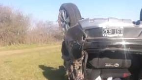 El Renault Sandero Stepway terminó volcado.