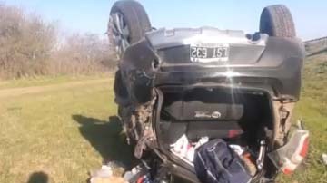 El Renault Sandero Stepway terminó volcado.