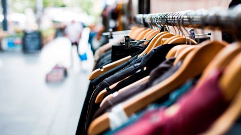 Si te gusta andar estrenando ropa constantemente, es posible que te convenga más rentar que comprar.