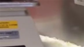 En Costco cuentan con un poco de ayuda de la tecnología para preparar la comida mucho más rápido.