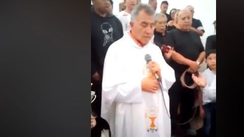 A empujones, el padre fue llevado al frente del féretro.