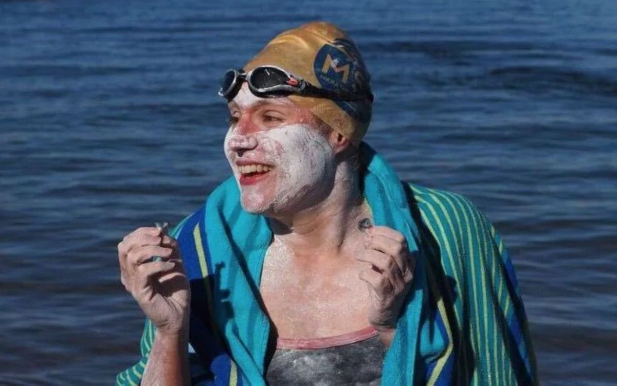 Sarah Thomas bate récord en natación en mar abierto justo después de vencer un cáncer.