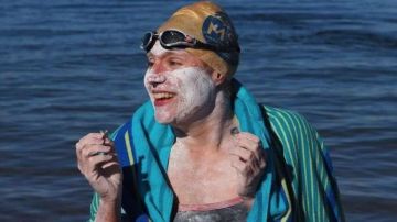 Sarah Thomas bate récord en natación en mar abierto justo después de vencer un cáncer.