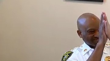 Douglas Grimmett en su despacho policial