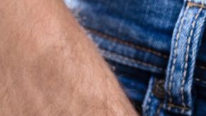 Su pantalón ajustado hizo que su miembro resaltara de más.