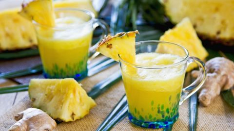 El consumo de bebidas 100% naturales, basadas en ingredientes diuréticos es uno de los mejores remedios para fomentar una efectiva pérdida de peso y acelerar el metabolismo.