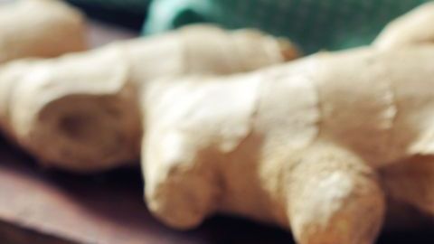 El jengibre es rico en aceites esenciales, vitaminas, minerales, antioxidantes y aminoácidos que brindan grandes poderes medicinales y curativas para el organismo.