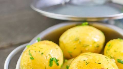Debido a su alto contenido en potasio las papas con cáscara ayudan al equilibrio de electrólitos en el cuerpo, participan en la regulación del metabolismo y otras actividades indispensables en el organismo.