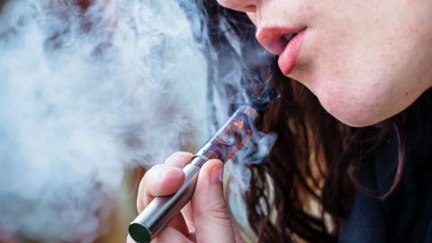 Los cigarros electrónicos con sabor atraen a los jóvenes.