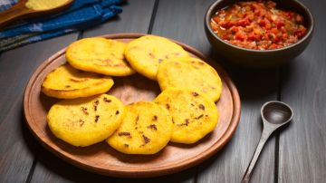 Las arepas son una especie de panecillos de harina de maíz precocida, que forman parte de la cultura gastronómica de diversos países latinoamericanos.