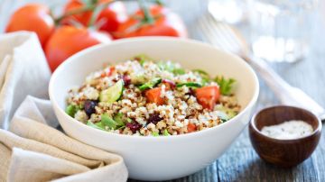 El consumo de quinoa ayuda a disminuir el estado de estrés, debido a su contenido en un aminoácido llamado tirosina y al efecto tranquilizante del triptófano y la glicina.