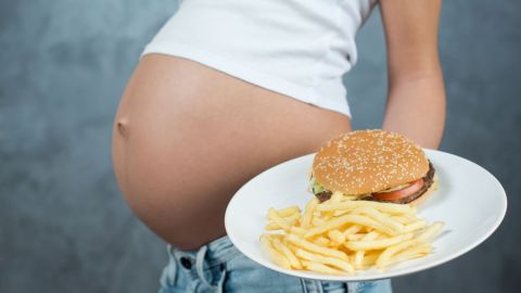 Si estás embarazada es mejor sustituir las papas por otros vegetales.