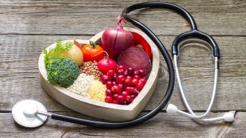 Una dieta balanceada, aumentar el consumo de líquidos y hacer ejercicio son elementos indispensables para regular los niveles de colesterol.